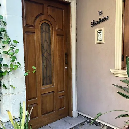Dahlia Homestay *